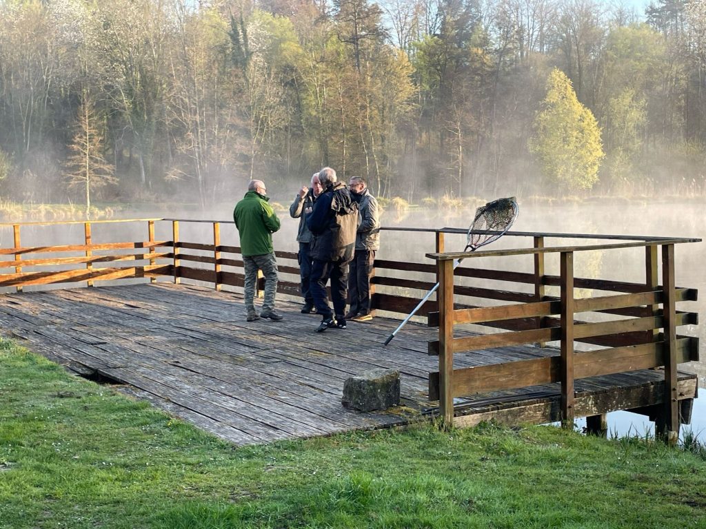 Membres du club sur un ponton dans la brume du matin